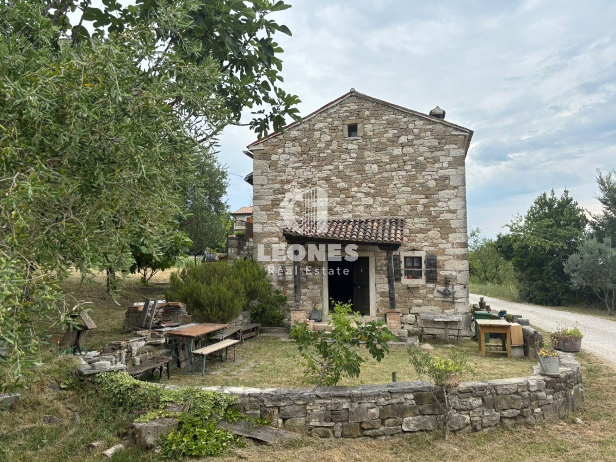 Čudovita kamnita samostojna hiša v bližini Buj s pogledom na morje