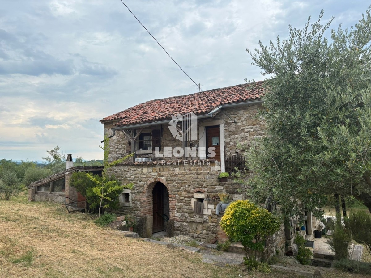 Čudovita kamnita samostojna hiša v bližini Buj s pogledom na morje