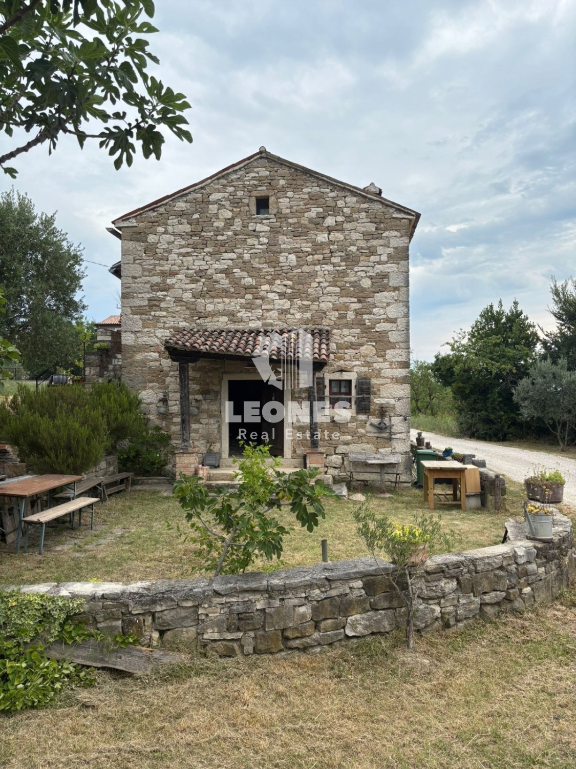 Čudovita kamnita samostojna hiša v bližini Buj s pogledom na morje