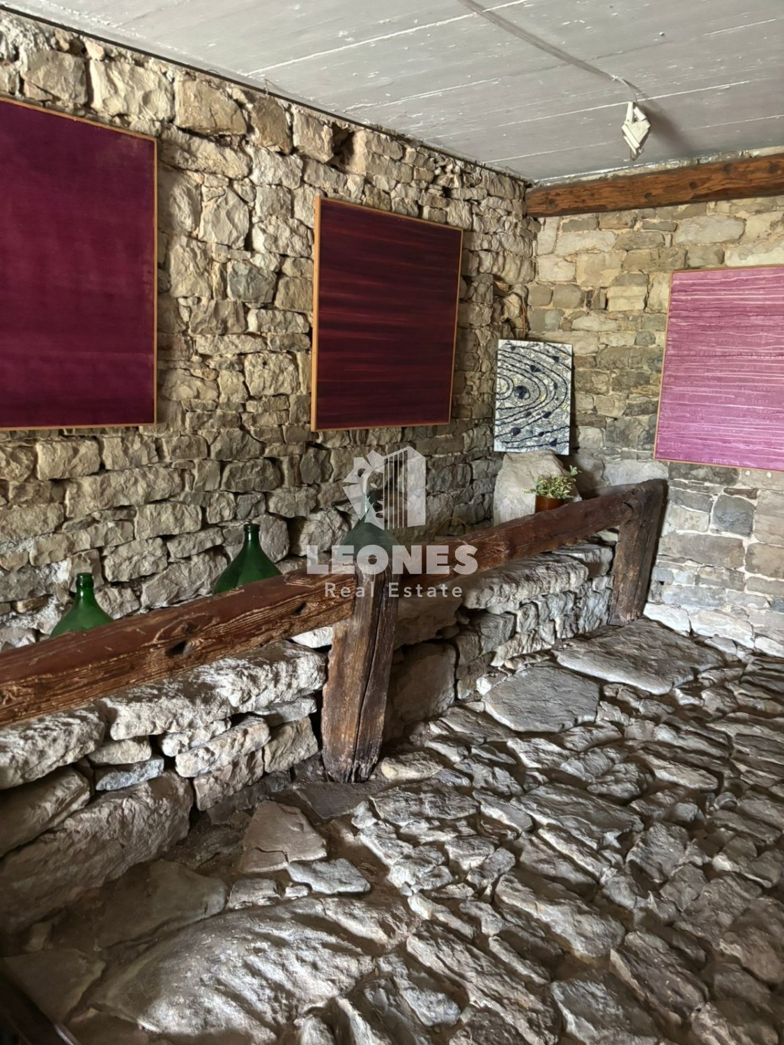 Čudovita kamnita samostojna hiša v bližini Buj s pogledom na morje