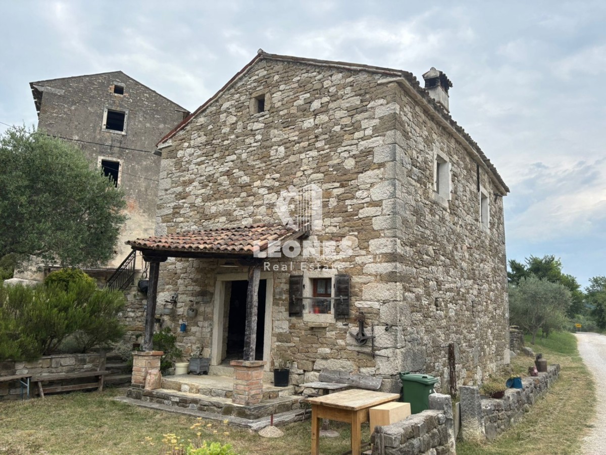 Čudovita kamnita samostojna hiša v bližini Buj s pogledom na morje