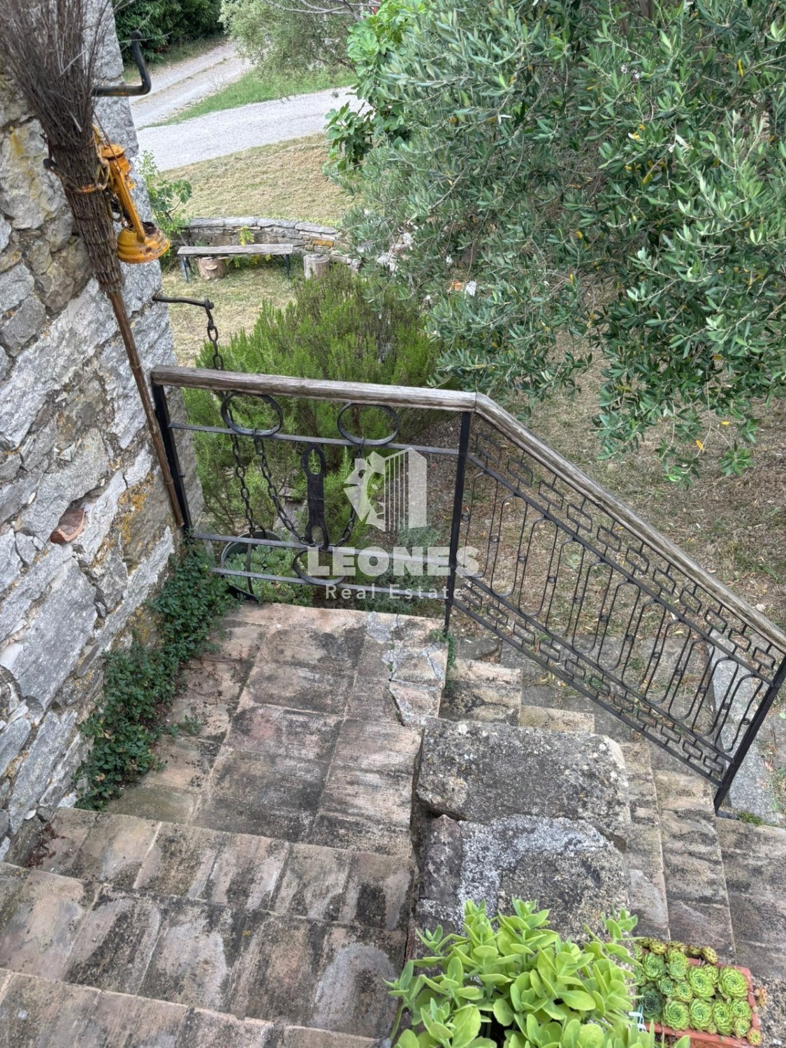 Čudovita kamnita samostojna hiša v bližini Buj s pogledom na morje