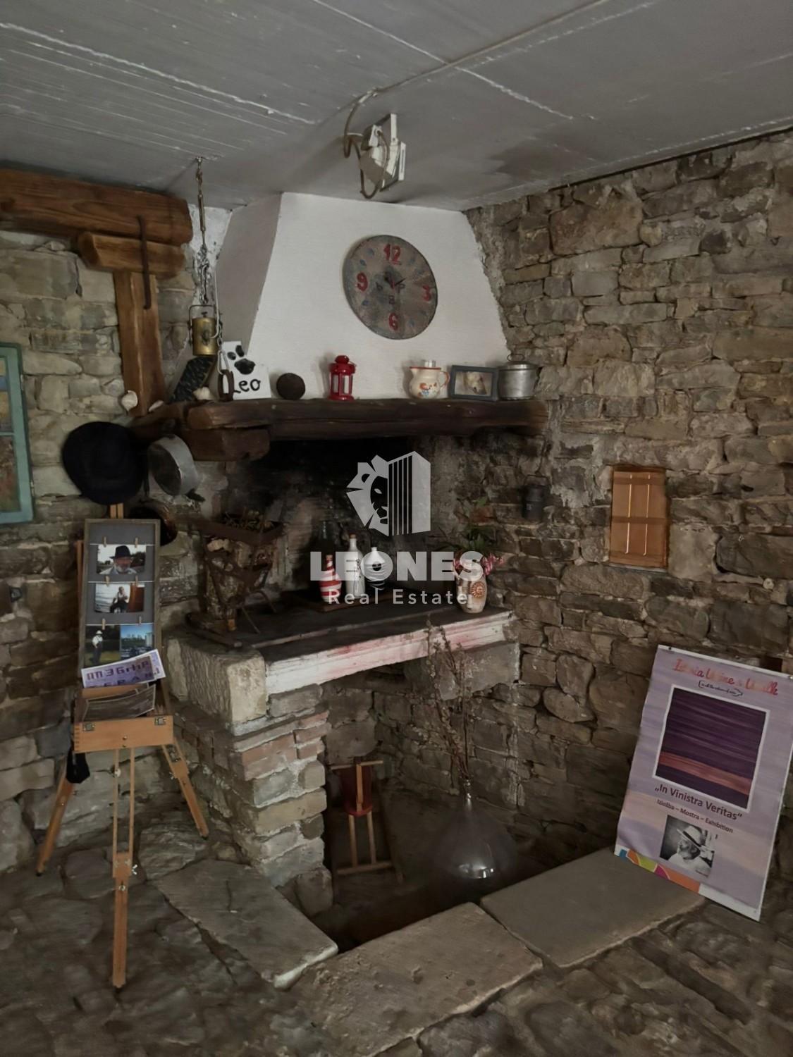 Čudovita kamnita samostojna hiša v bližini Buj s pogledom na morje