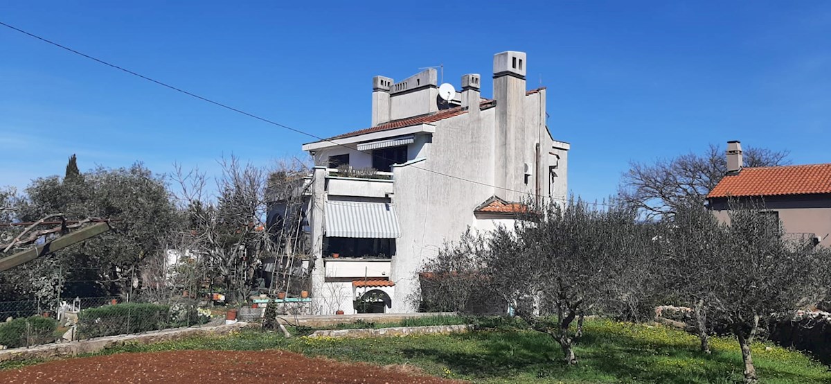 Krk, Malinska. Samostojna hiša, 300 metrov od morja.