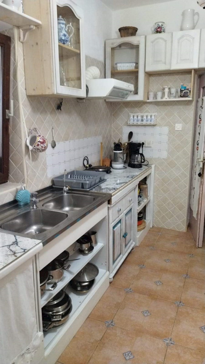 Krk, Malinska. Samostojna hiša, 300 metrov od morja.