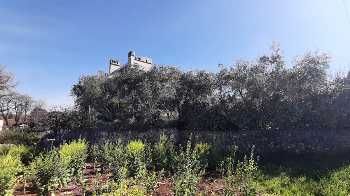 Krk, Malinska. Samostojna hiša, 300 metrov od morja.