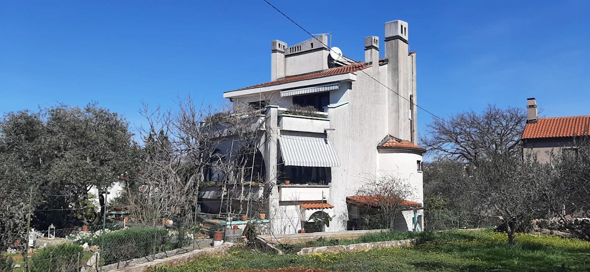 Krk, Malinska. Samostojna hiša, 300 metrov od morja.