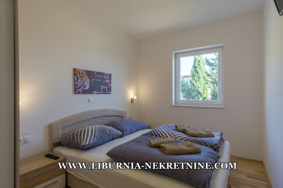 Istra, neposredna bližina Labina. Apartmajska vila z bazenom, 500 metrov od morja.