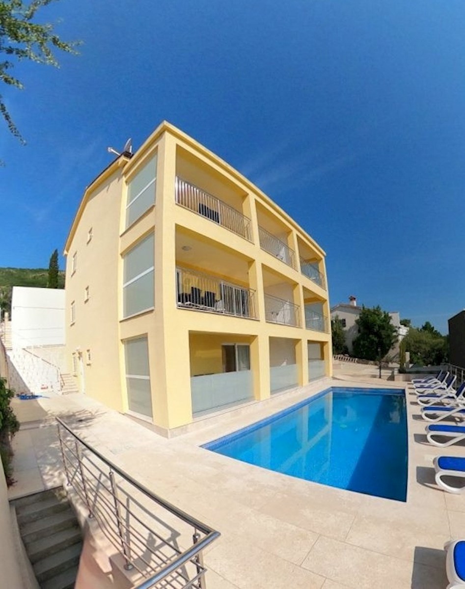 Istra, neposredna bližina Labina. Apartmajska vila z bazenom, 500 metrov od morja.