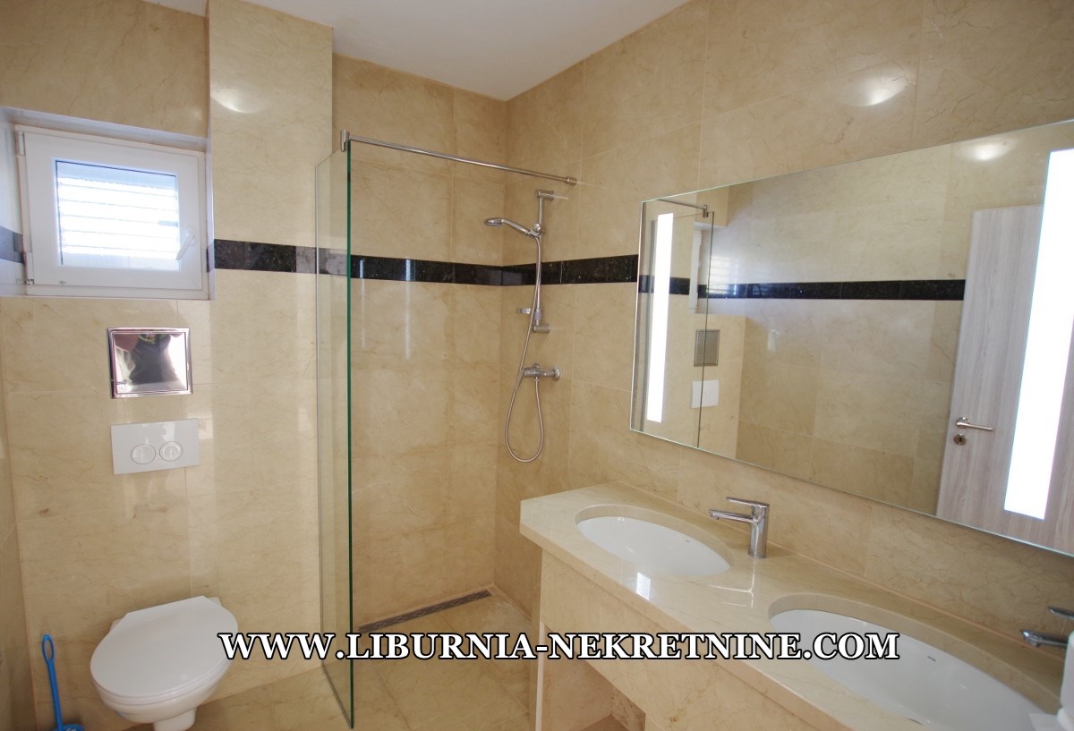 Istra, neposredna bližina Labina. Apartmajska vila z bazenom, 500 metrov od morja.