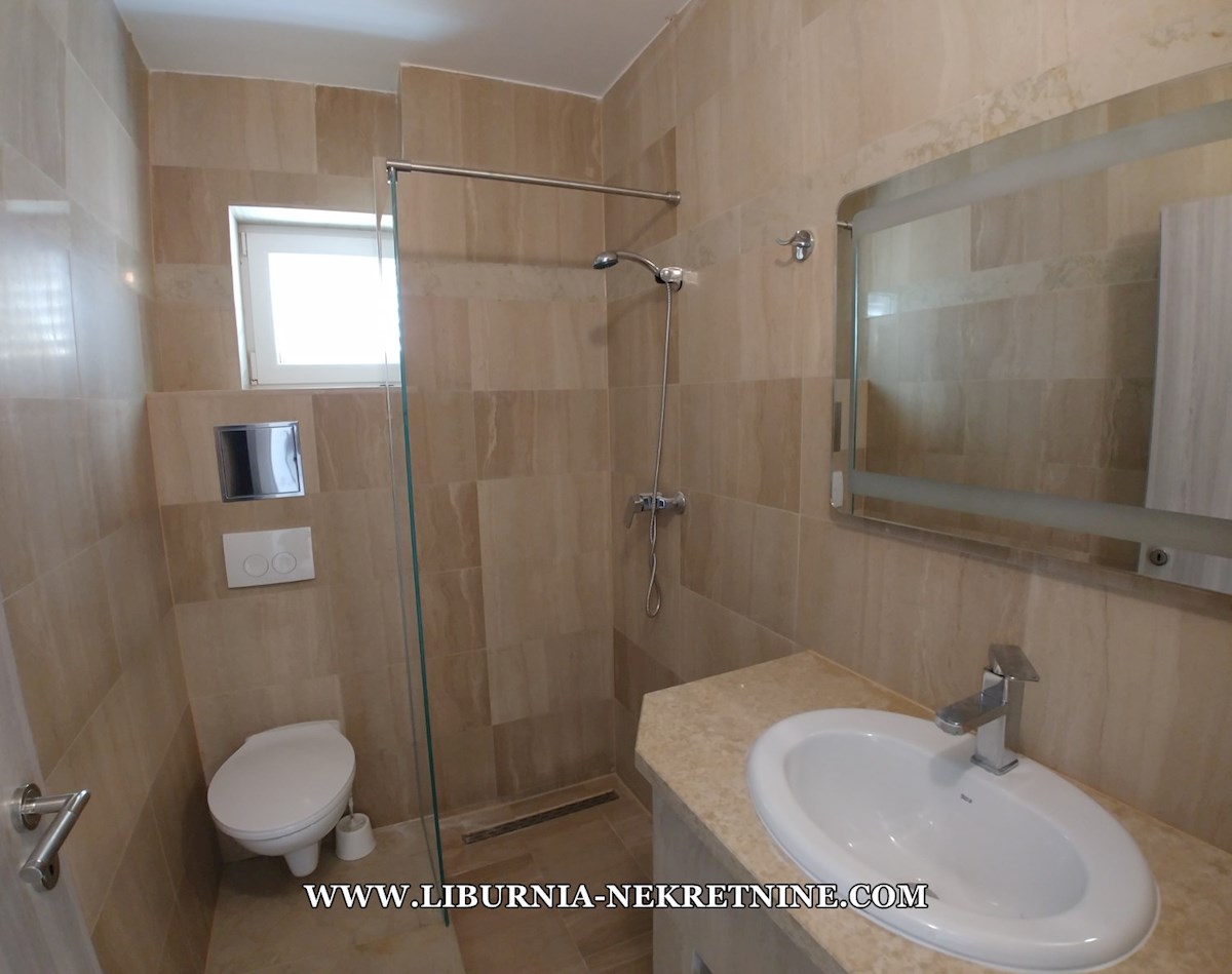 Istra, neposredna bližina Labina. Apartmajska vila z bazenom, 500 metrov od morja.