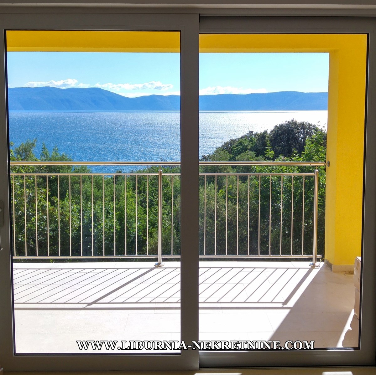 Istra, neposredna bližina Labina. Apartmajska vila z bazenom, 500 metrov od morja.