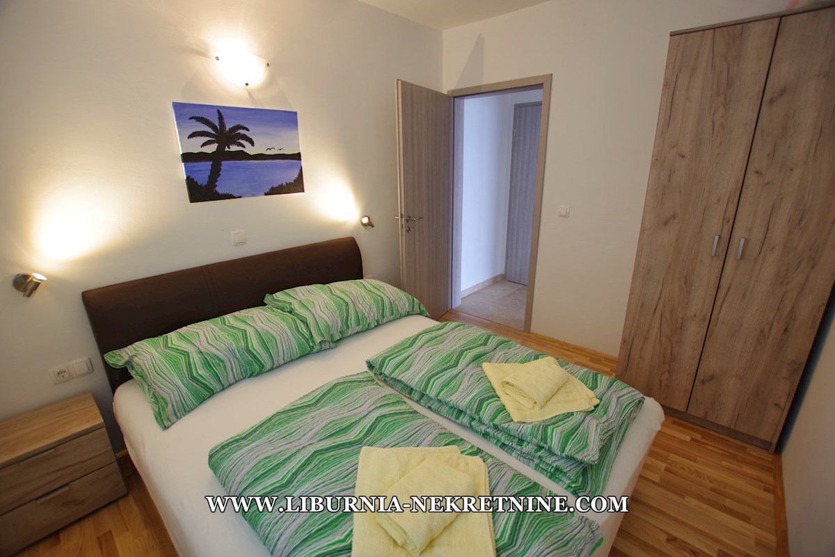 Istra, neposredna bližina Labina. Apartmajska vila z bazenom, 500 metrov od morja.