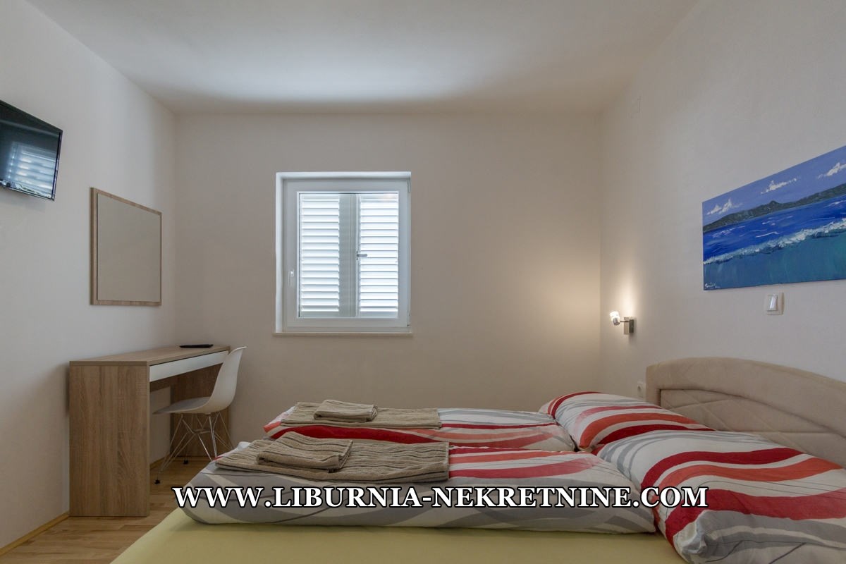 Istra, neposredna bližina Labina. Apartmajska vila z bazenom, 500 metrov od morja.