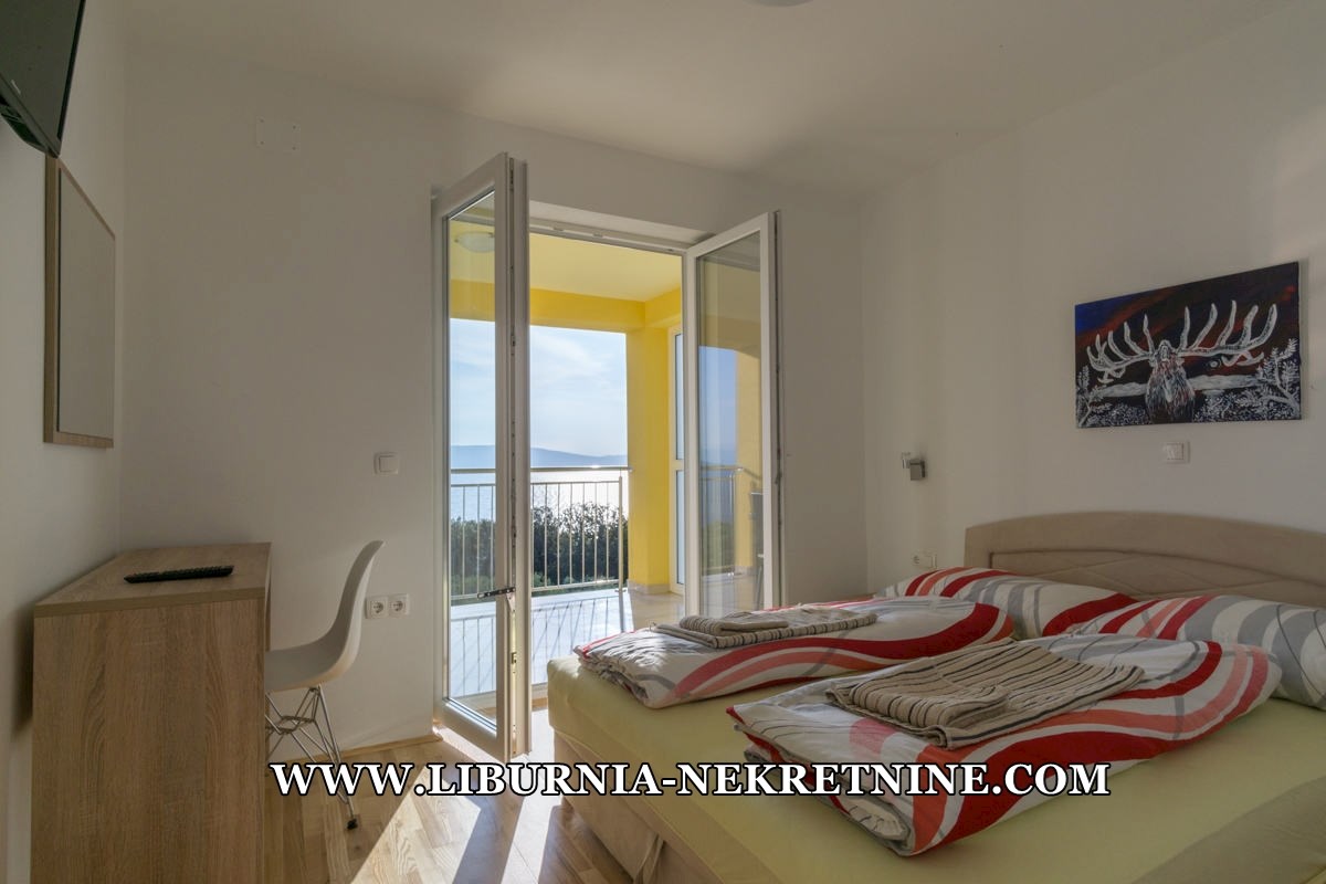 Istra, neposredna bližina Labina. Apartmajska vila z bazenom, 500 metrov od morja.