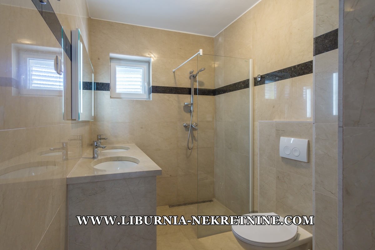 Istra, neposredna bližina Labina. Apartmajska vila z bazenom, 500 metrov od morja.