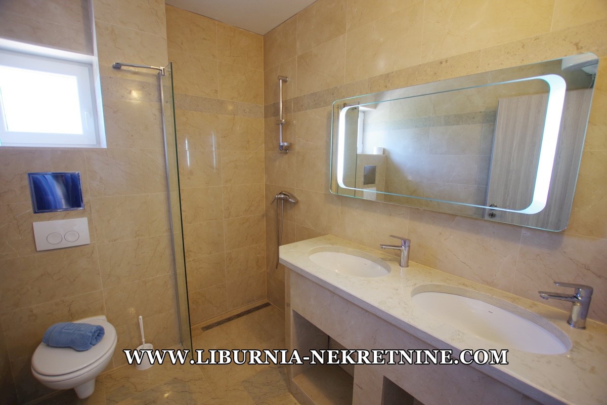 Istra, neposredna bližina Labina. Apartmajska vila z bazenom, 500 metrov od morja.