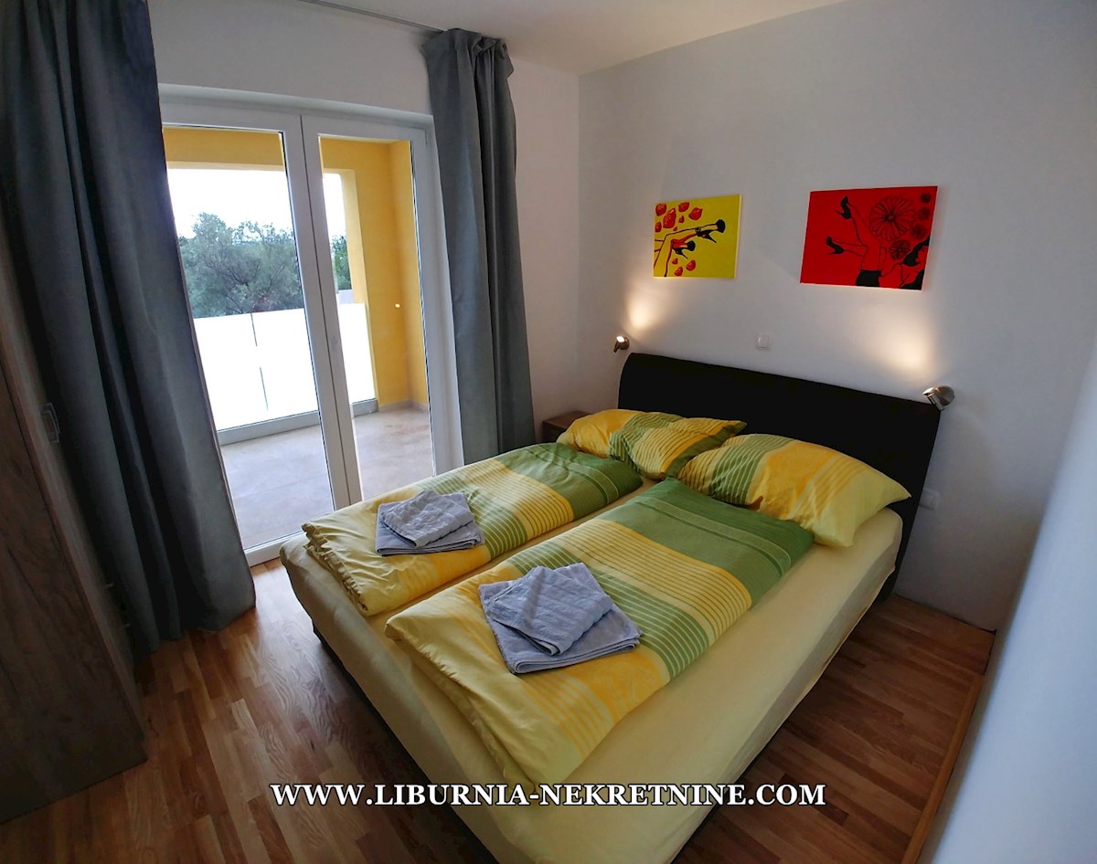 Istra, neposredna bližina Labina. Apartmajska vila z bazenom, 500 metrov od morja.