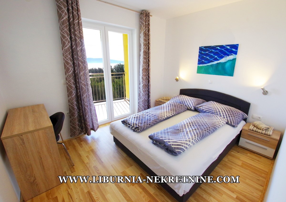 Istra, neposredna bližina Labina. Apartmajska vila z bazenom, 500 metrov od morja.