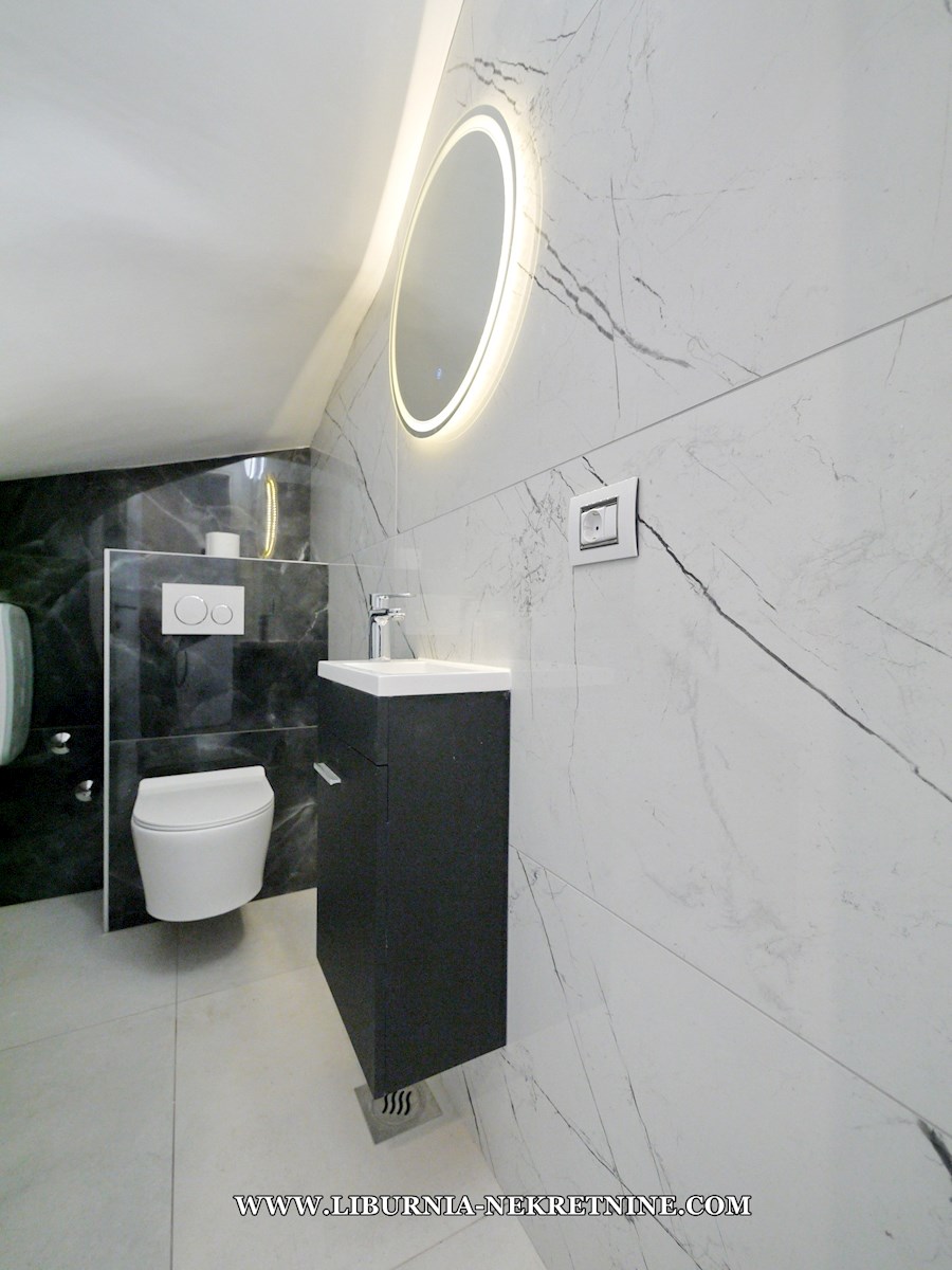 Mesto Krk. Apartma v dveh etažah z bazenom, 500 m od morja.