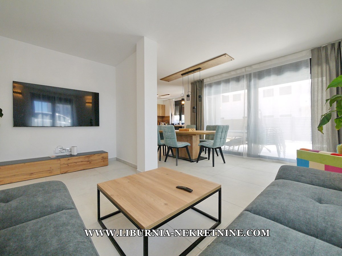 Mesto Krk. Apartma v dveh etažah z bazenom, 500 m od morja.