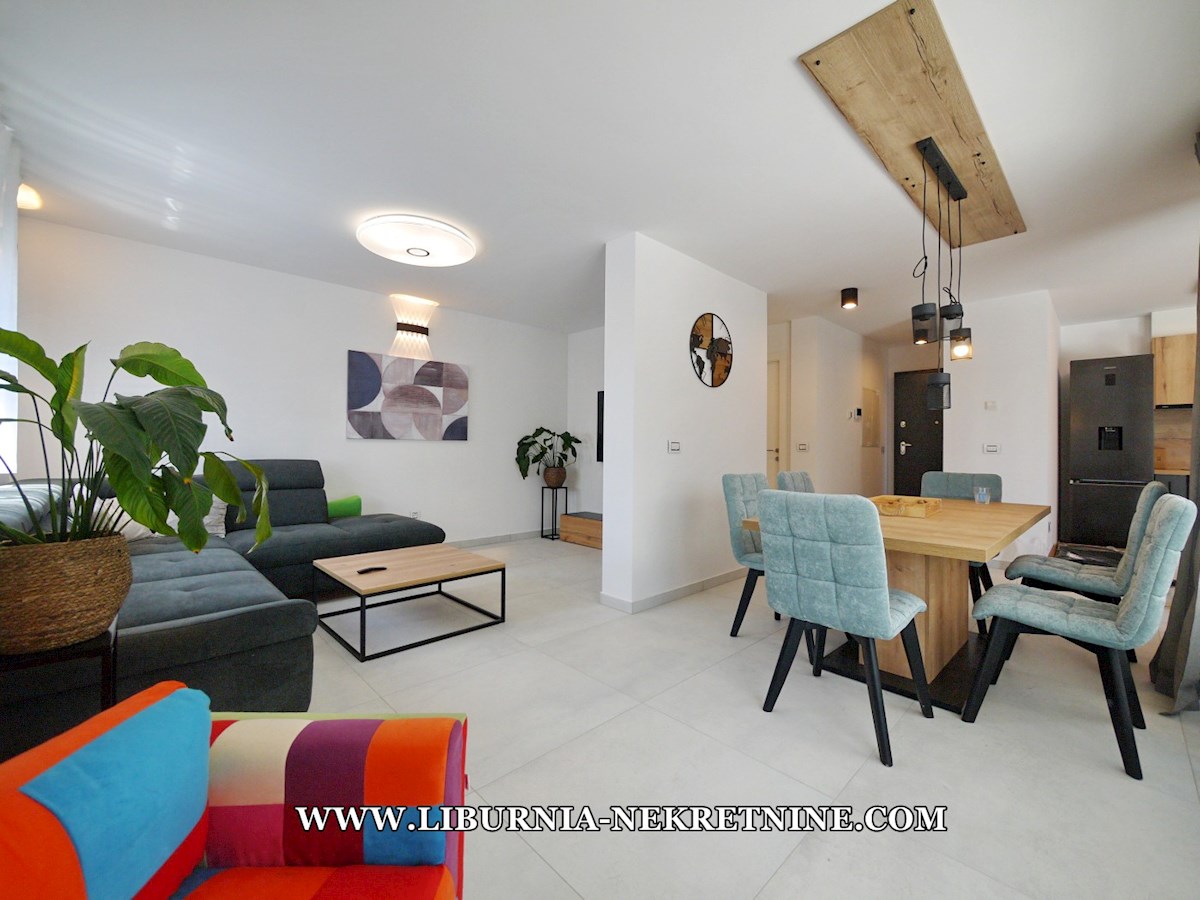 Mesto Krk. Apartma v dveh etažah z bazenom, 500 m od morja.