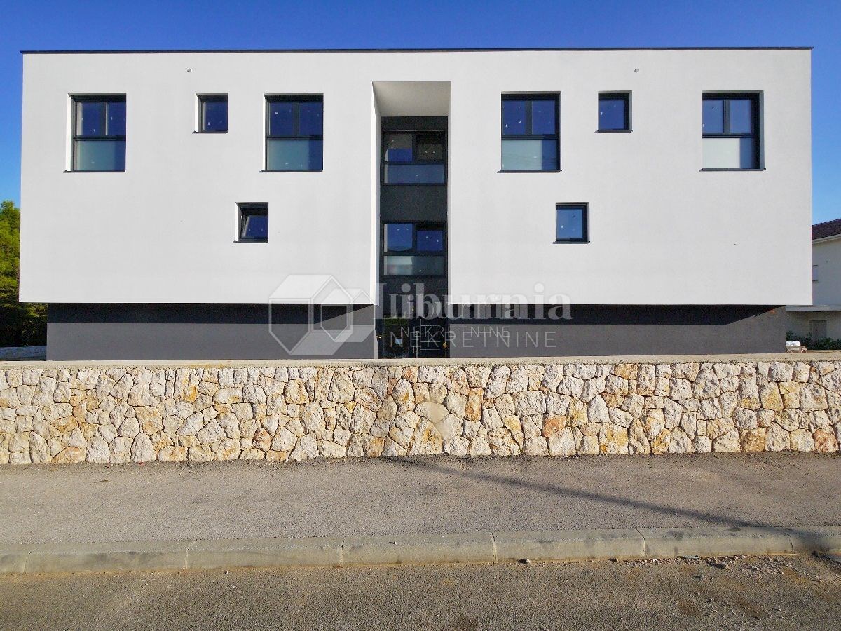 Mesto Krk. Apartma v dveh etažah z bazenom, 500 m od morja.
