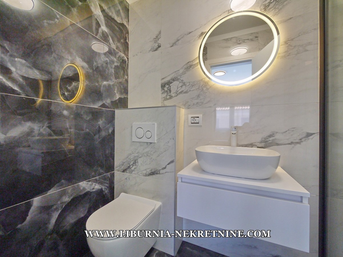 Mesto Krk. Apartma v dveh etažah z bazenom, 500 m od morja.