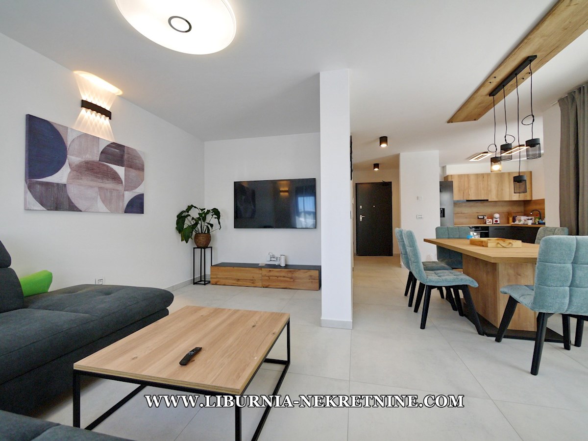 Mesto Krk. Apartma v dveh etažah z bazenom, 500 m od morja.