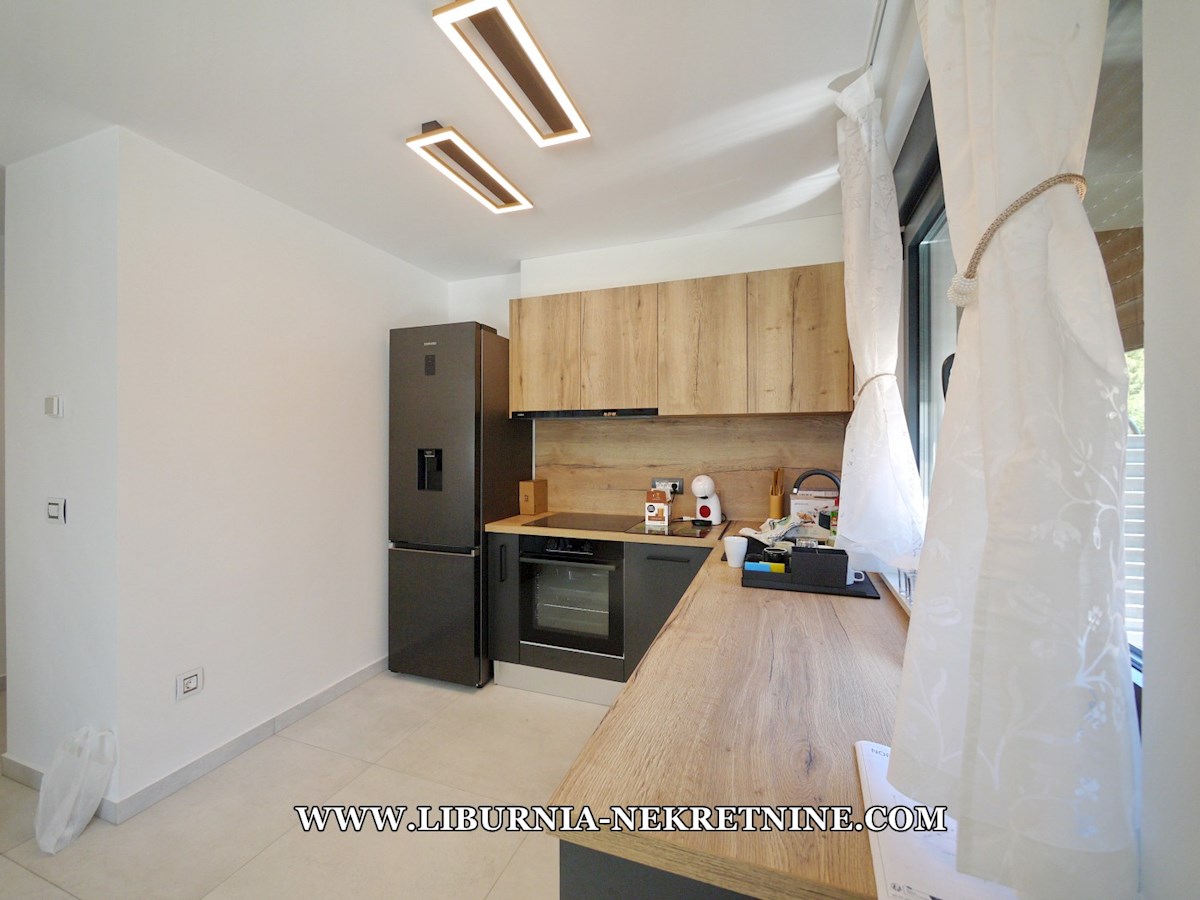Mesto Krk. Apartma v dveh etažah z bazenom, 500 m od morja.