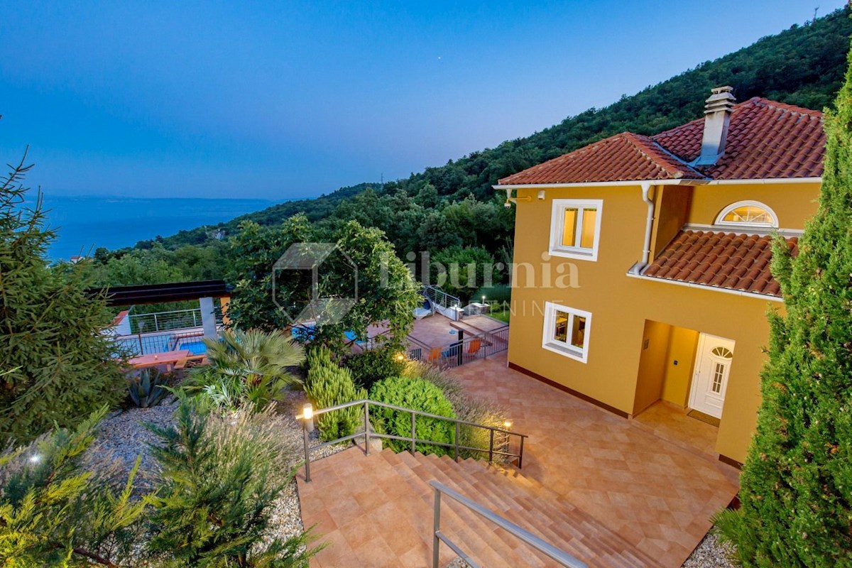 Opatija širše območje. Vila z bazenom in pogledom na morje.