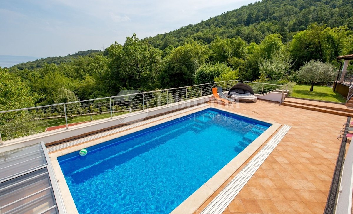 Opatija širše območje. Vila z bazenom in pogledom na morje.