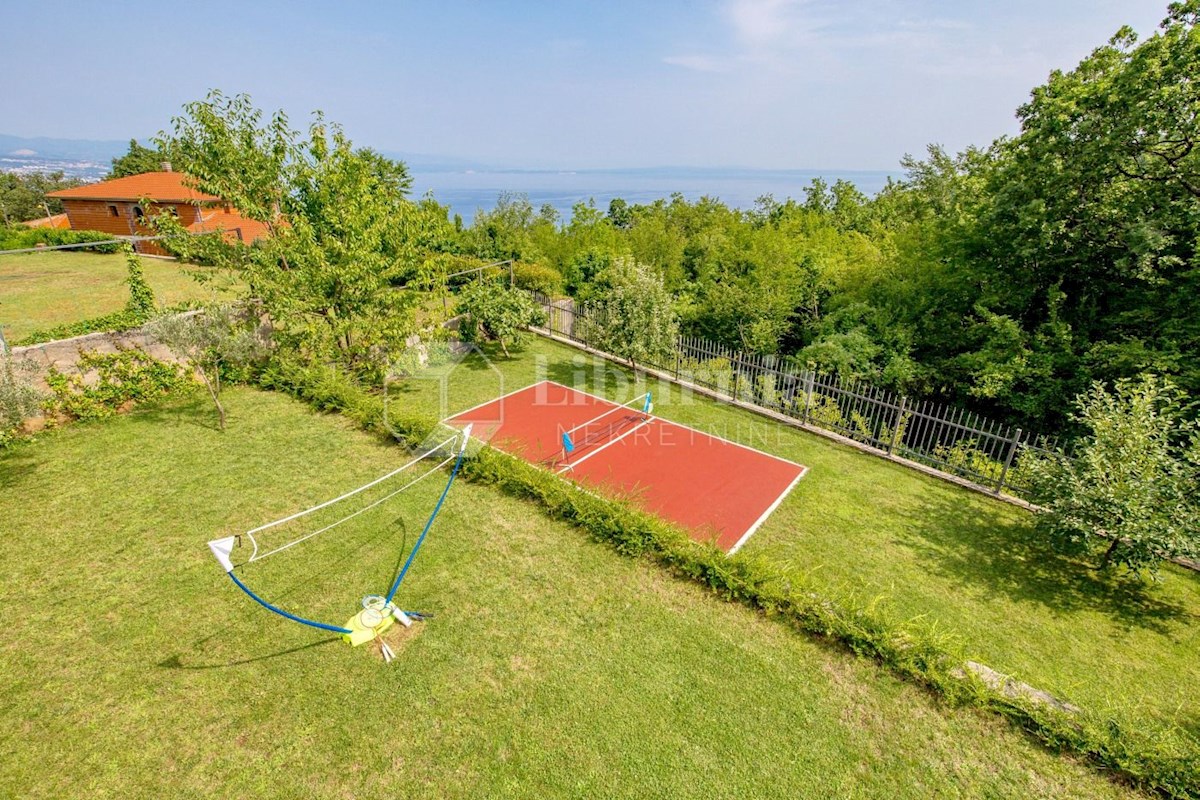 Opatija širše območje. Vila z bazenom in pogledom na morje.