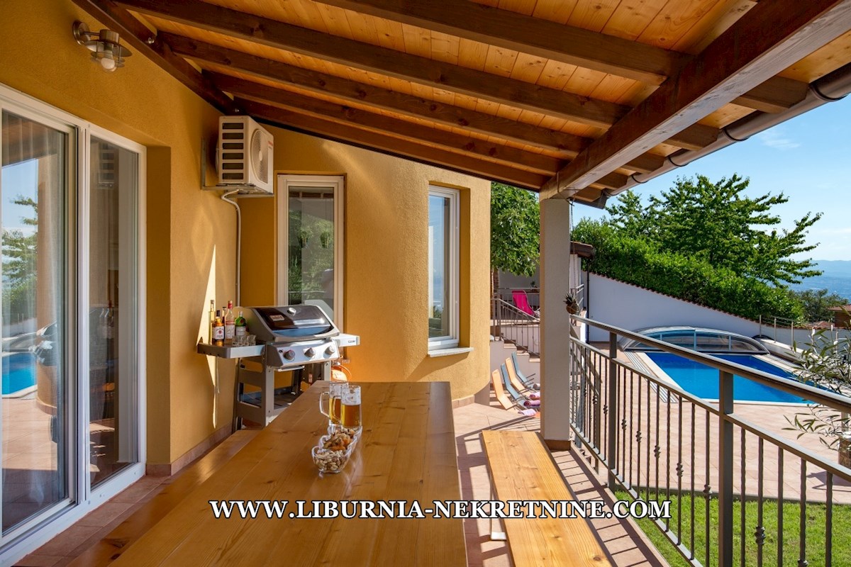 Opatija širše območje. Vila z bazenom in pogledom na morje.