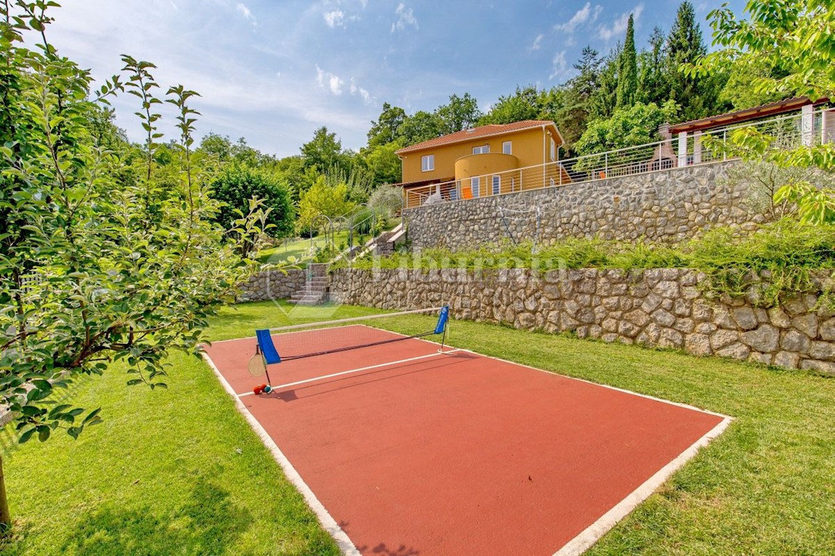 Opatija širše območje. Vila z bazenom in pogledom na morje.
