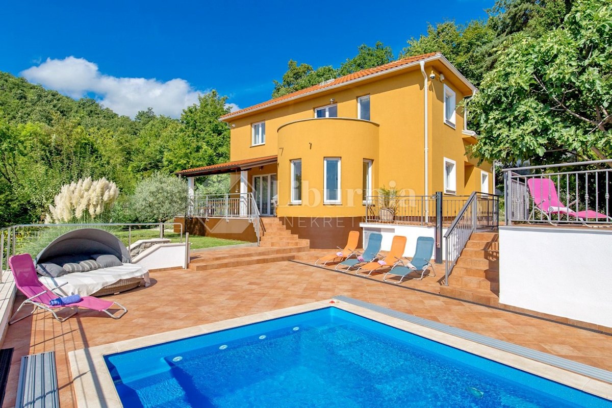 Opatija širše območje. Vila z bazenom in pogledom na morje.