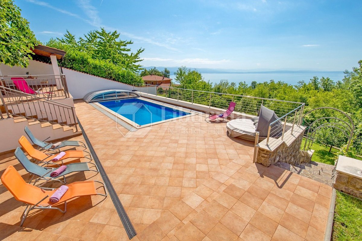 Opatija širše območje. Vila z bazenom in pogledom na morje.