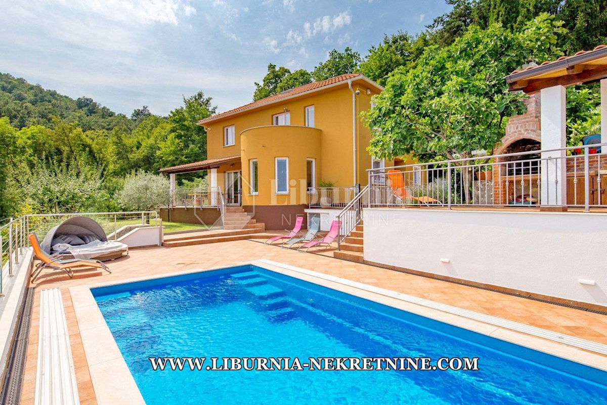 Opatija širše območje. Vila z bazenom in pogledom na morje.