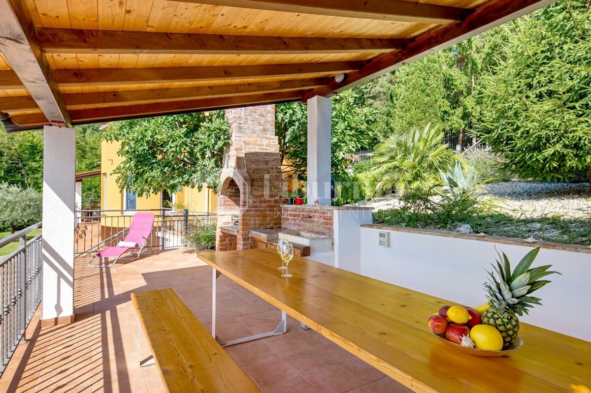 Opatija širše območje. Vila z bazenom in pogledom na morje.