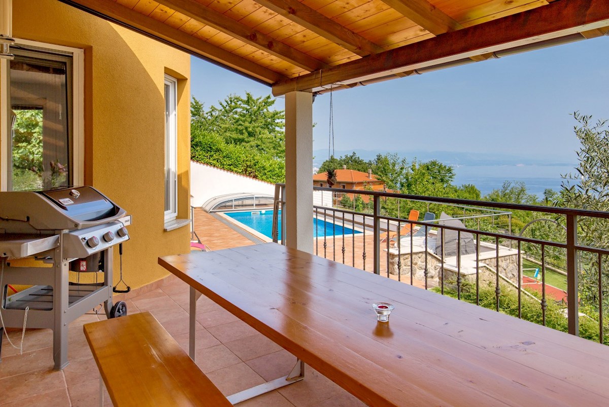 Opatija širše območje. Vila z bazenom in pogledom na morje.