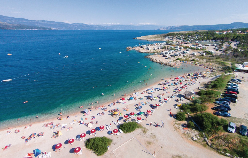 Otok Krk, Šilo, dvojček kamnita hiša z velikim vrtom in bazenom.