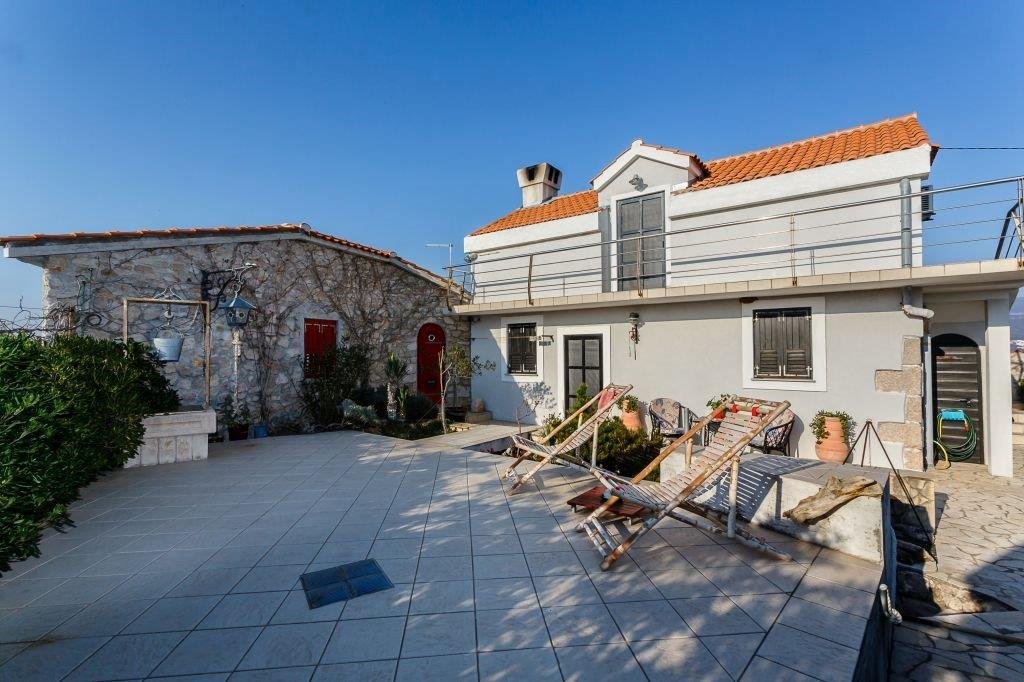 Otok Krk, hiša na mirni lokaciji, 300 metrov od morja.