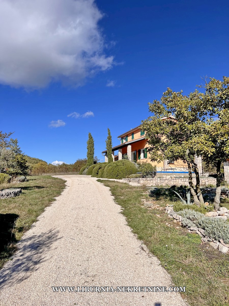 Istra, okolica Labina. Samostojna hiša z bazenom in velikim vrtom.