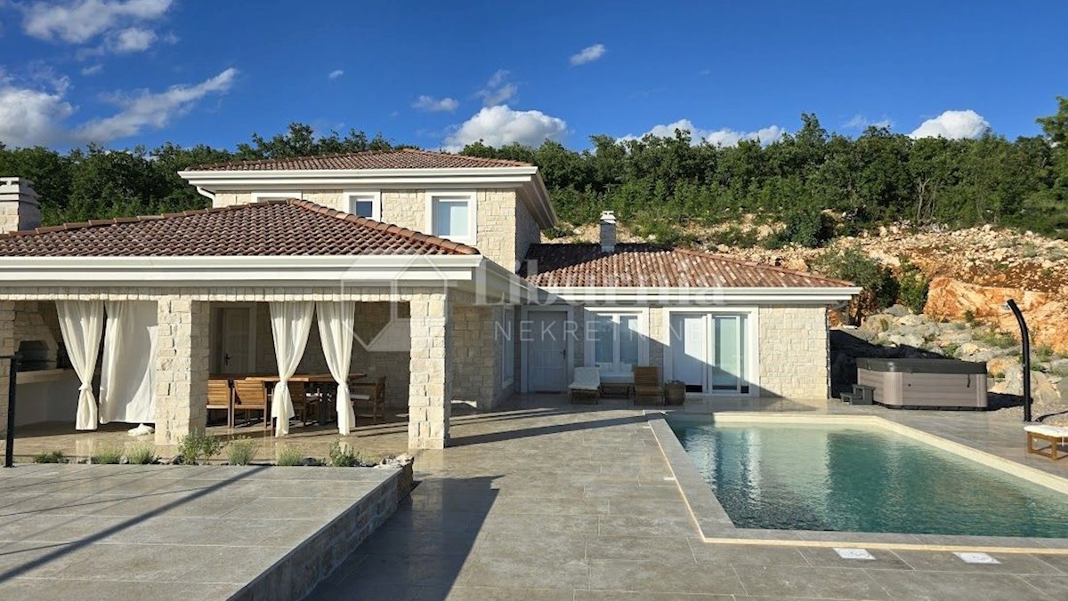 Crikvenica. Vila z bazenom, pogled na morje, 900m. od morja.