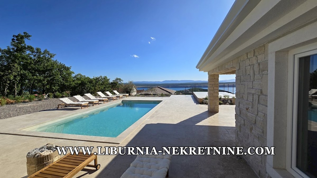 Crikvenica. Vila z bazenom, pogled na morje, 900m. od morja.