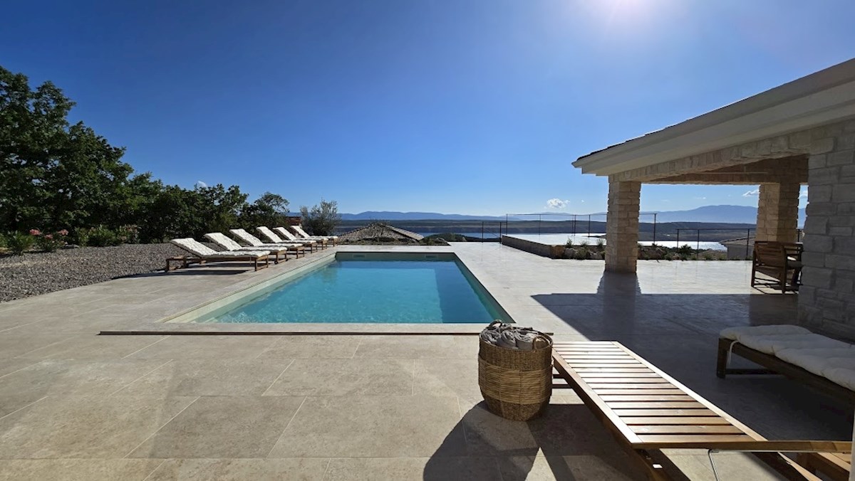 Crikvenica. Vila z bazenom, pogled na morje, 900m. od morja.