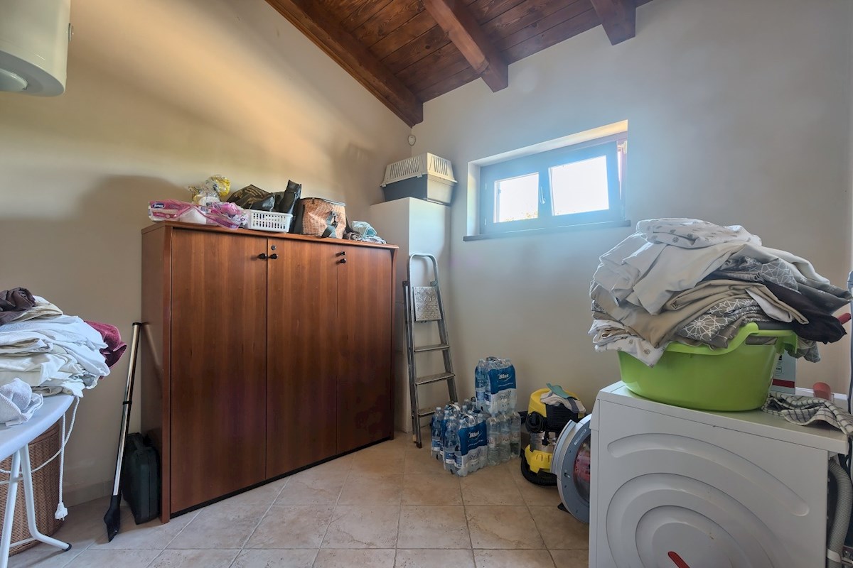 Istra, okolica Svetvinčenta. Vila z bazenom in velikim vrtom.