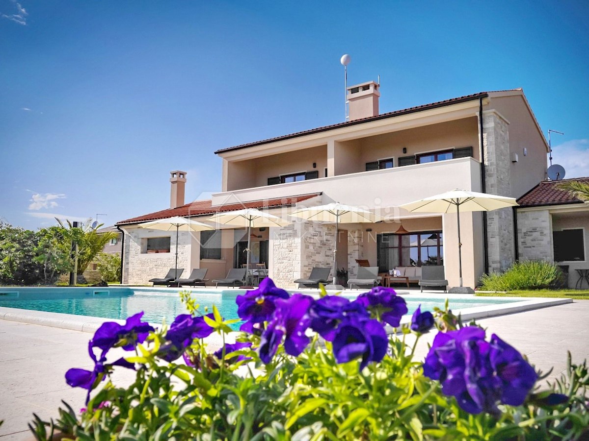 Istra, okolica Svetvinčenta. Vila z bazenom in velikim vrtom.