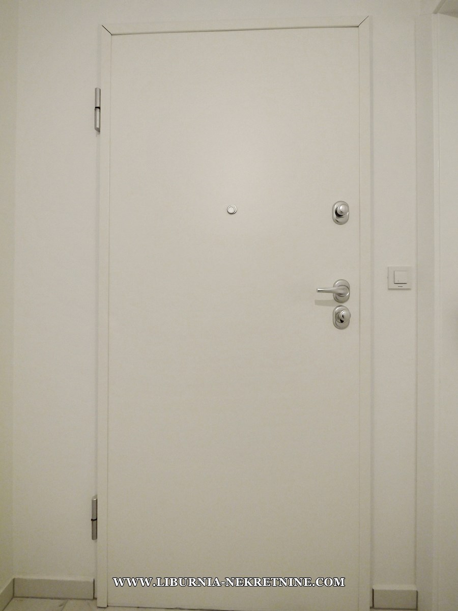 Krk, Malinska. Stanovanje v 2. nadstropju + stanovanje v pritličju z vrtom.