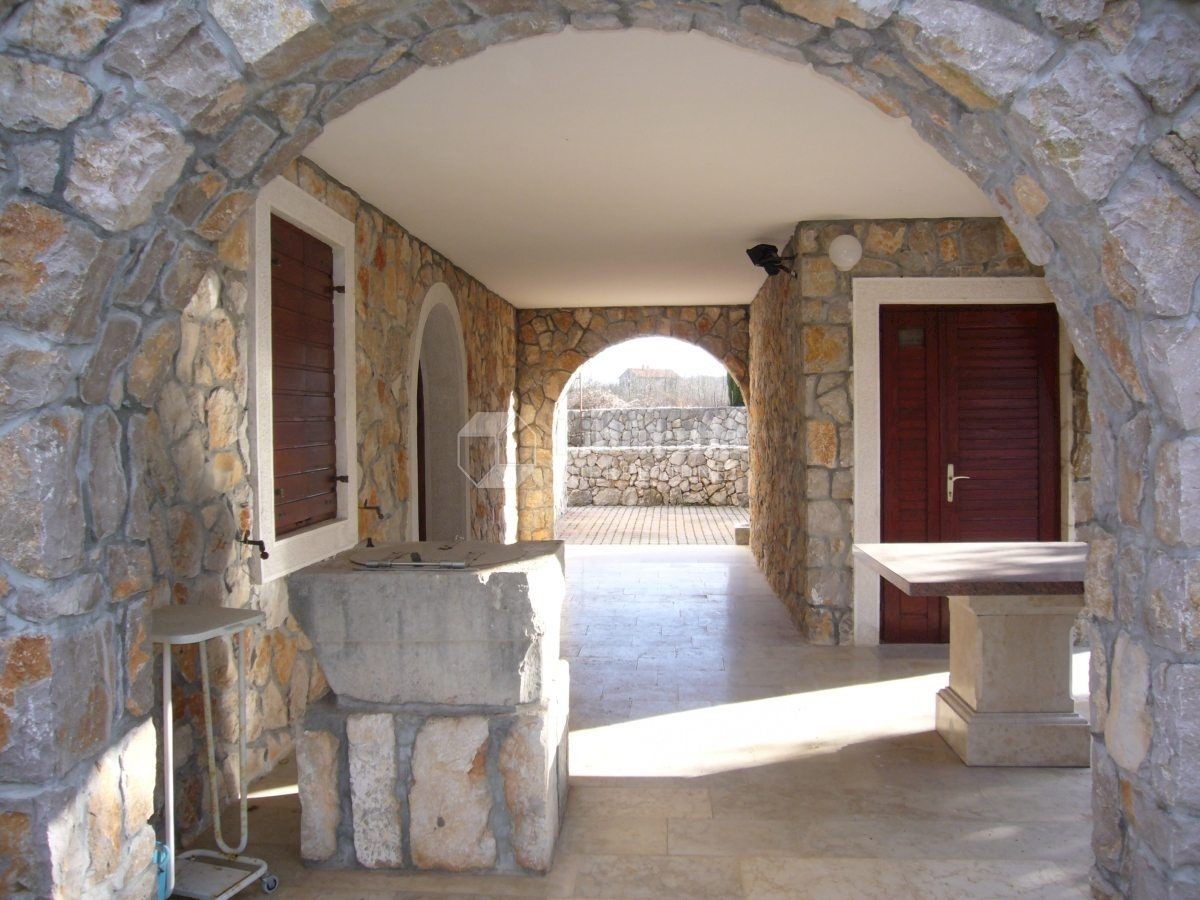 Otok Krk, Dobrinj. Kamnita hiša